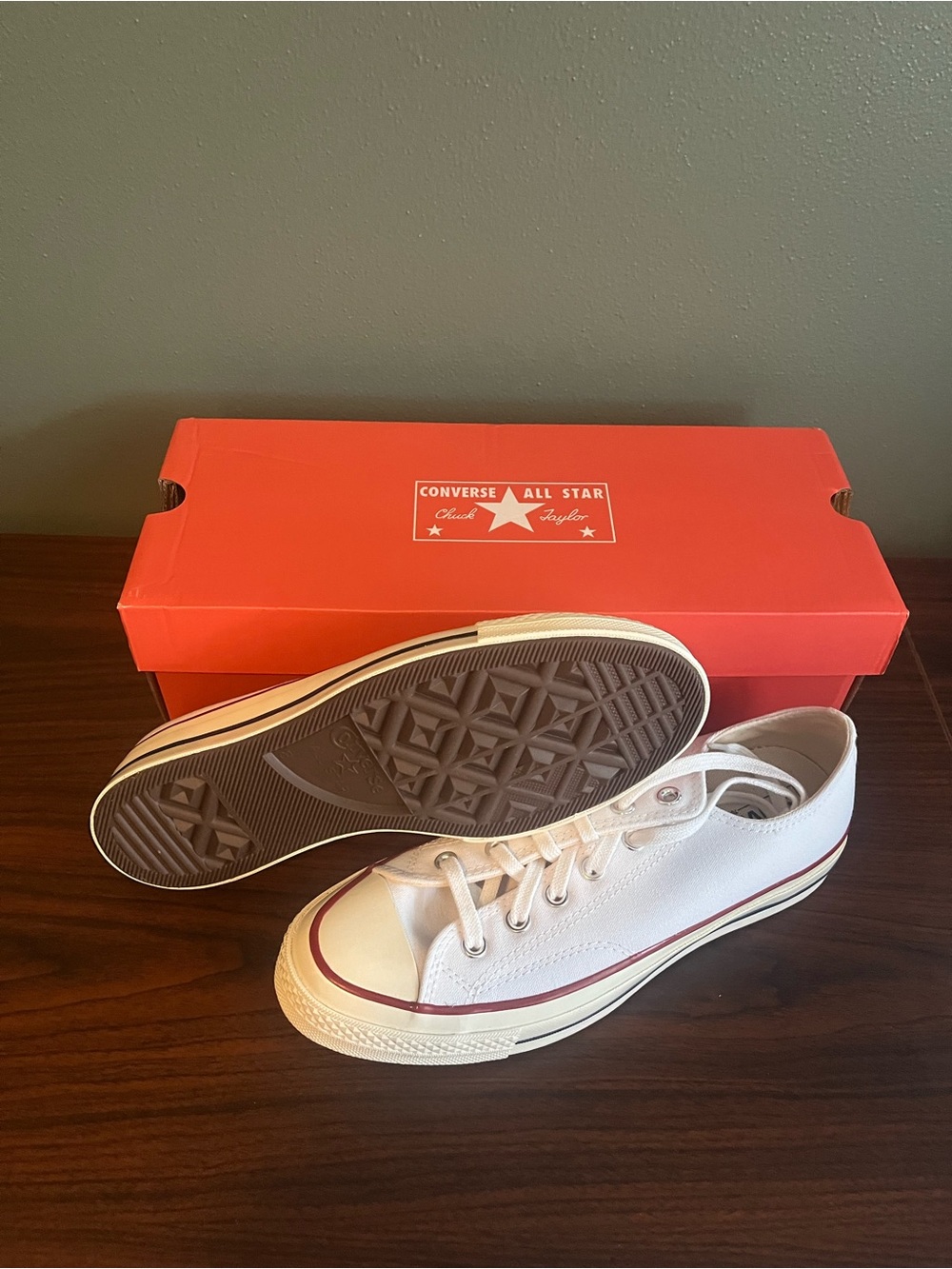 Converse Chuck 70 Low Top White Garnet Unisex. Women’s 10 Men’s 8 NIB
